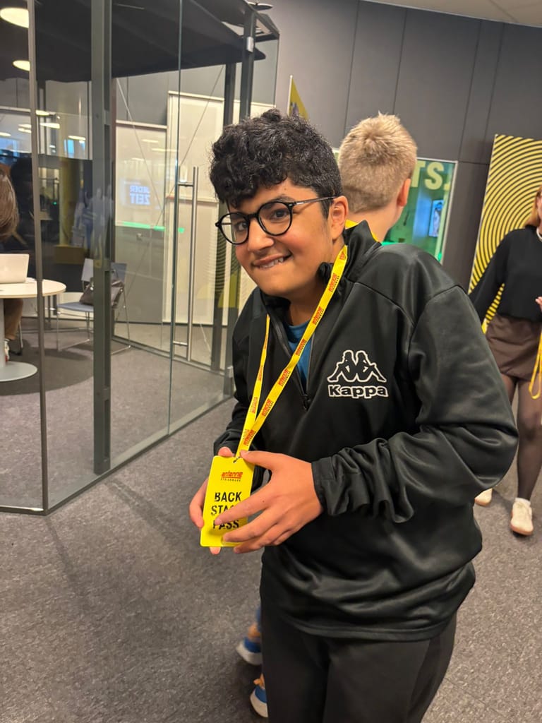 Kind zeigt stolz seinen Backstage-Pass vom Radiostudio her
