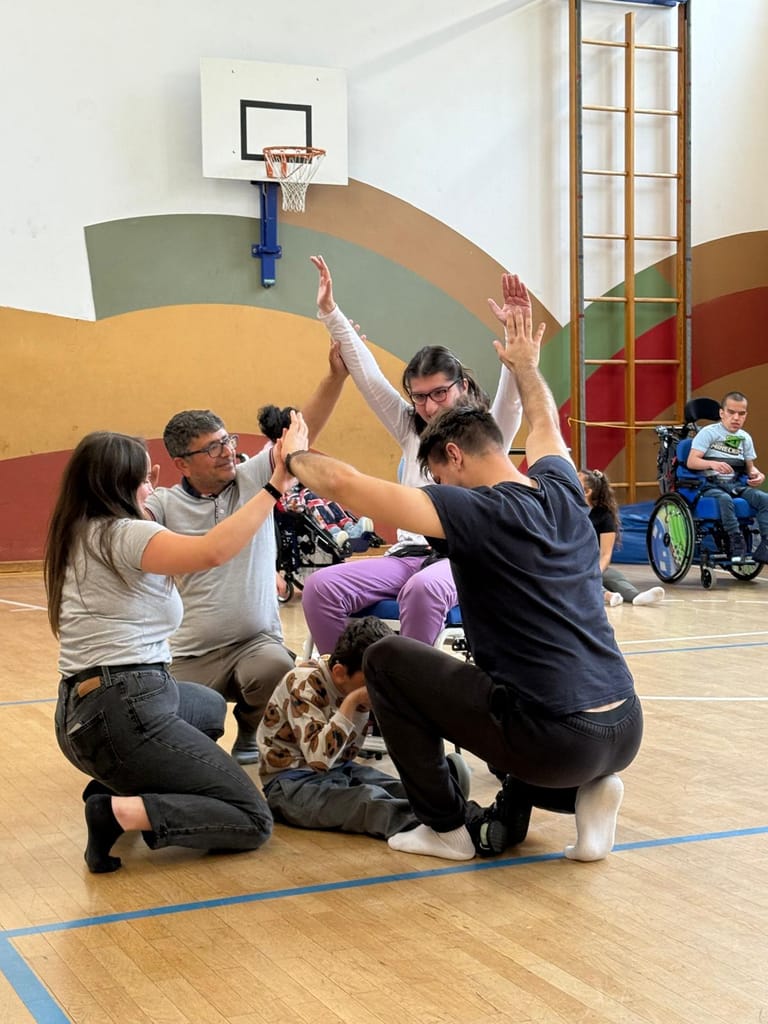 Kinder und Erwachsene bewegen sich gemeinsam zur Musik