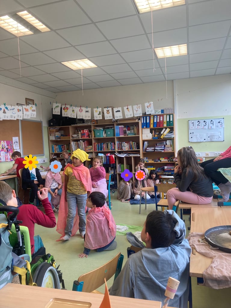 Kinder spielen in der Klasse Theater