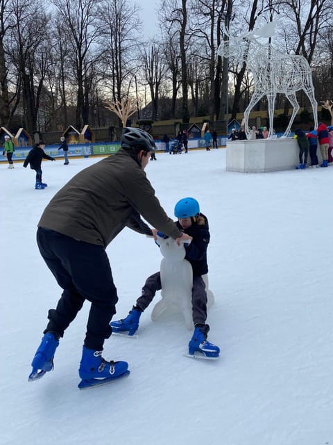 Lehrer fährt mit "Eispinguin", auf dem ein Kind draufsitzt