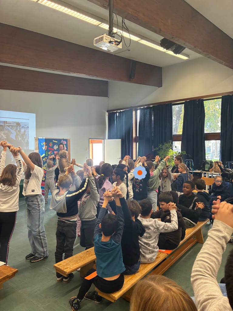 Kinder bauen eine Brücke mit ihren Händen und schauen sich an.