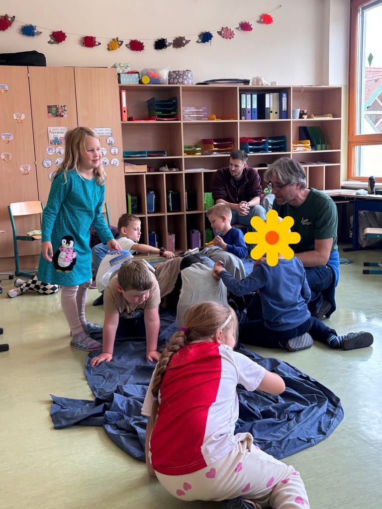 Kinder spielen Theater.