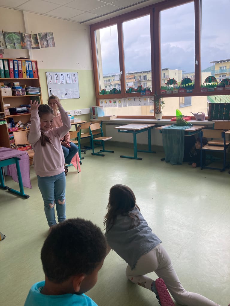 Kinder spielen ohne Worte Theater