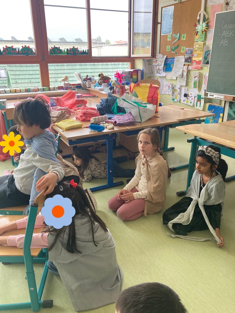 Kinder sind verkleidet und spielen Theater.