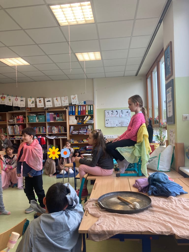 Kinder spielen verkleidet Theater
