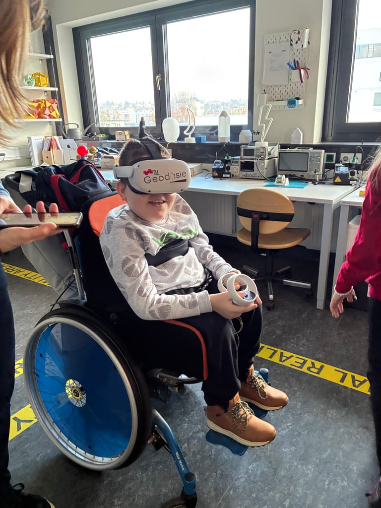 Kind hat VR-Brille auf und lacht.