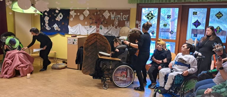 Kinder führen verkleidet ein Theaterstück auf