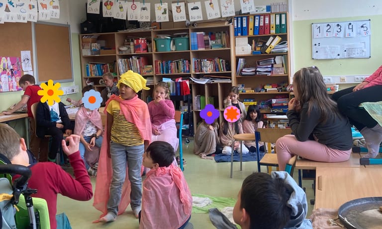Kinder spielen in der Klasse Theater