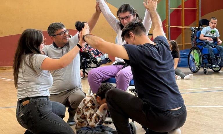 Kinder und Erwachsene bewegen sich gemeinsam zur Musik