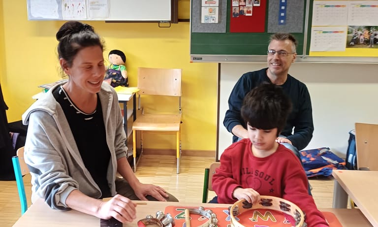 Kind spielt mit Musikinstrumenten.