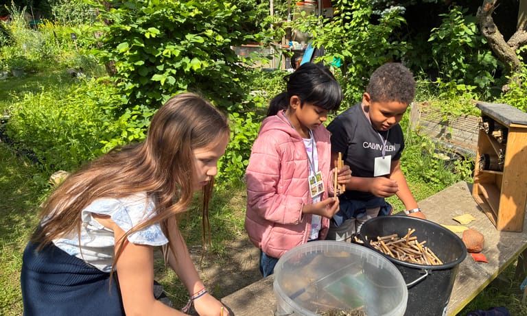 2 Kinder bauen ein Insektenhotel