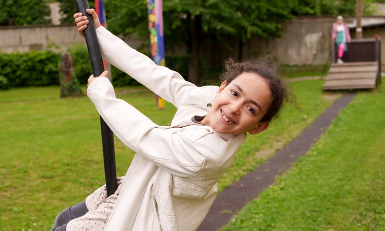 Kind fliegt mit dem Flying Fox über den Spielplatz