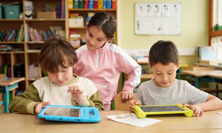 3 Kinder arbeiten mit Tablets