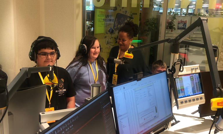 Kinder im Radiostudio mit Kopfhörer
