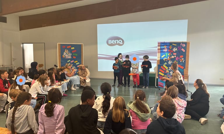 4 Kinder tragen vorne etwas vor, viele Kinder hören zu.