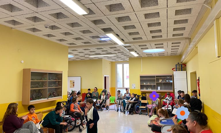 Viele Kinder sitzen in einem Kreis und singen gemeinsam.