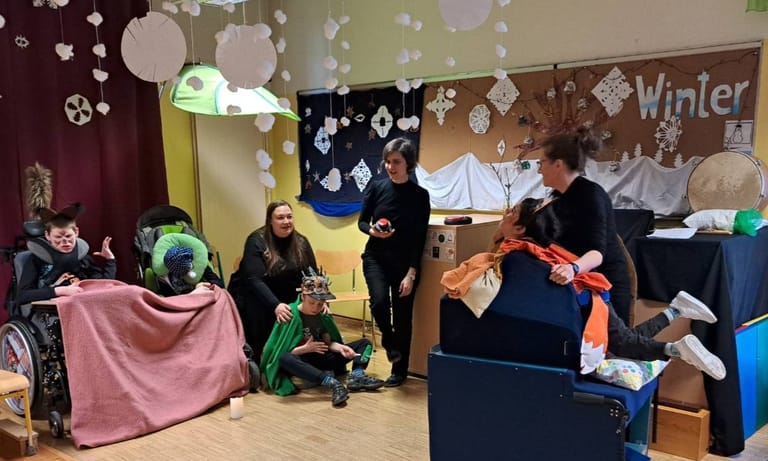 Kinder führen verkleidet ein Theaterstück auf