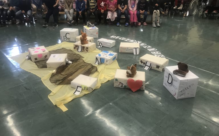 Geschenke mit dem Wort "Freundschaft" liegen auf dem Boden.