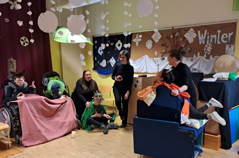 Kinder führen verkleidet ein Theaterstück auf