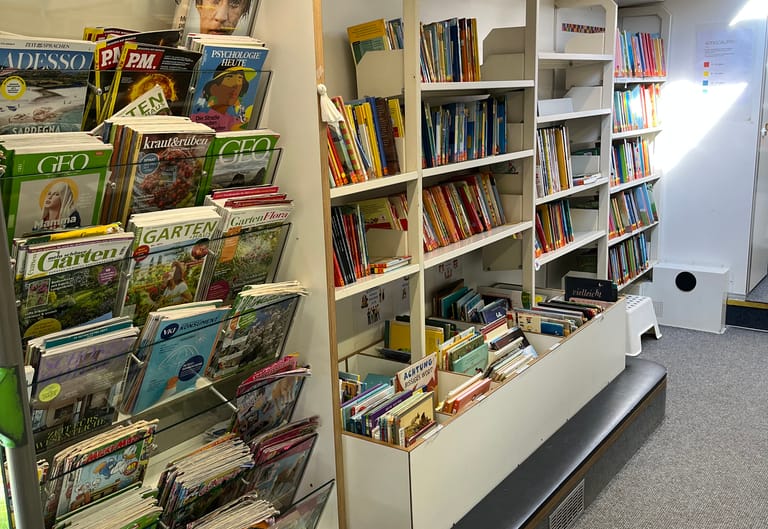 Regale mit Magazinen