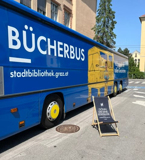 Liegestuhl steht vor Bücherbus