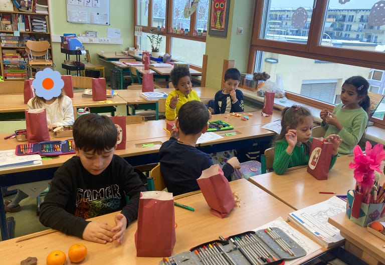 Kinder öffnen ihr Sackerl vom Nikolaus.