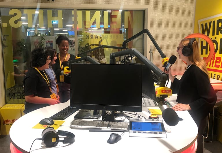 Kinder sind in einem Radiostudio