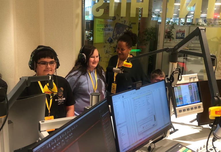 Kinder im Radiostudio mit Kopfhörer