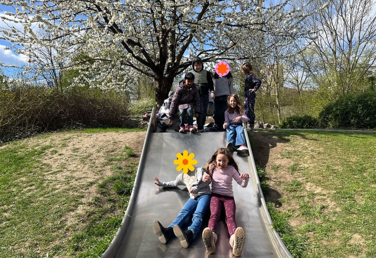 Kinder rutschen gemeinsam.