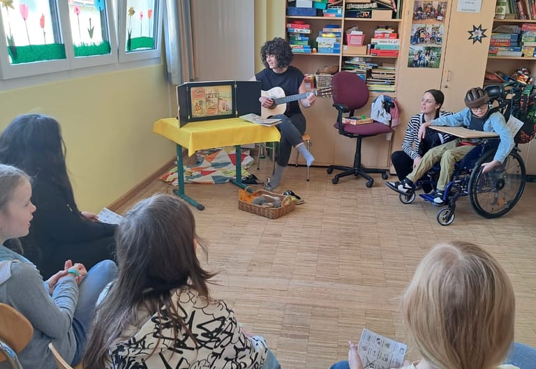 Lehrerin singt mit Gitarre