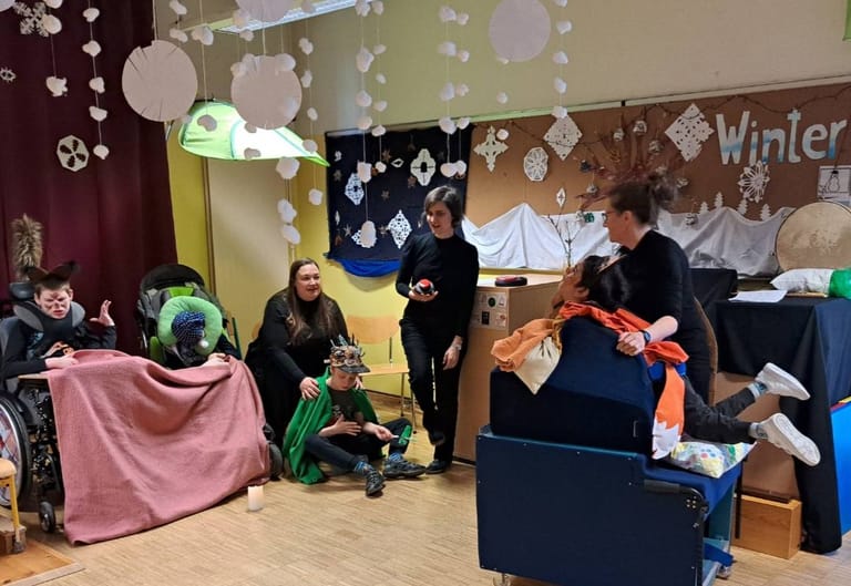 Kinder führen verkleidet ein Theaterstück auf
