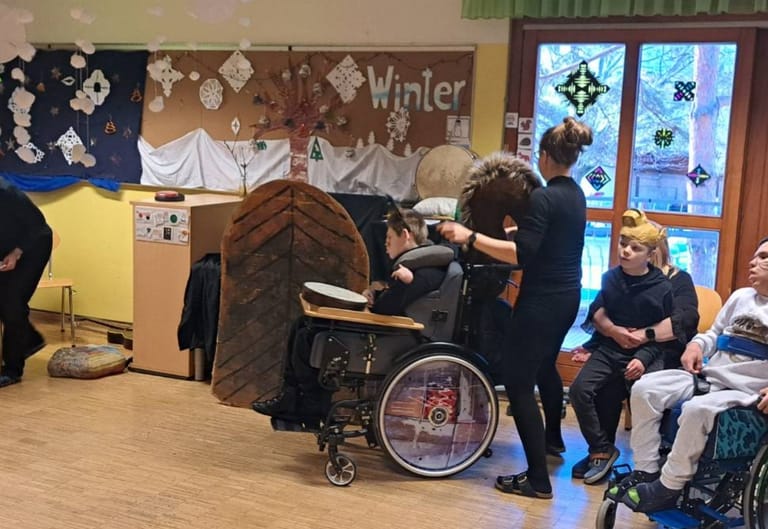 Kinder führen verkleidet ein Theaterstück auf