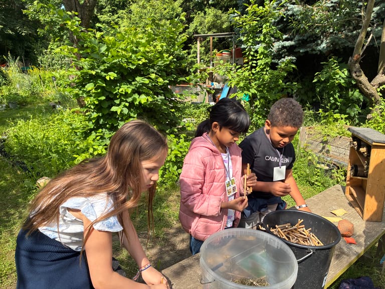 2 Kinder bauen ein Insektenhotel