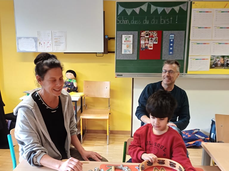 Kind spielt mit Musikinstrumenten.