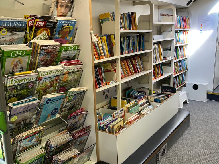 Regale mit Magazinen