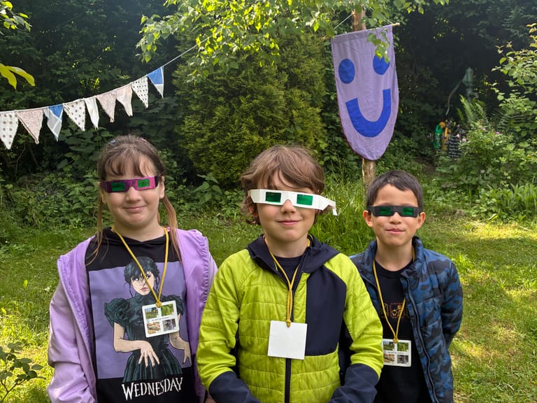 Kinder haben eine Insektenbrille auf.