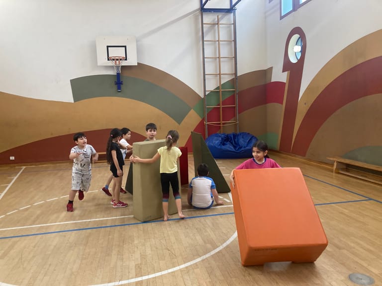 Kinder bauen mir großen Bausteinen aus Schaumstoff etwas auf