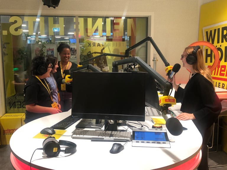 Kinder sind in einem Radiostudio