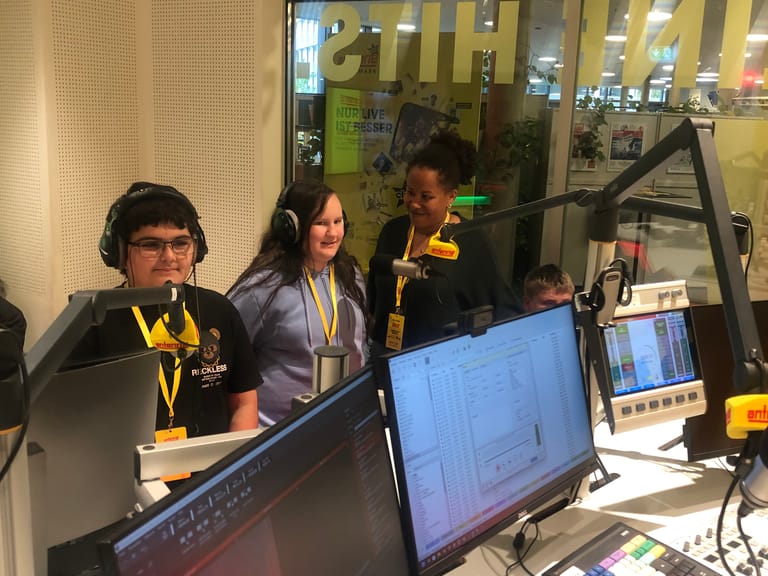 Kinder im Radiostudio mit Kopfhörer