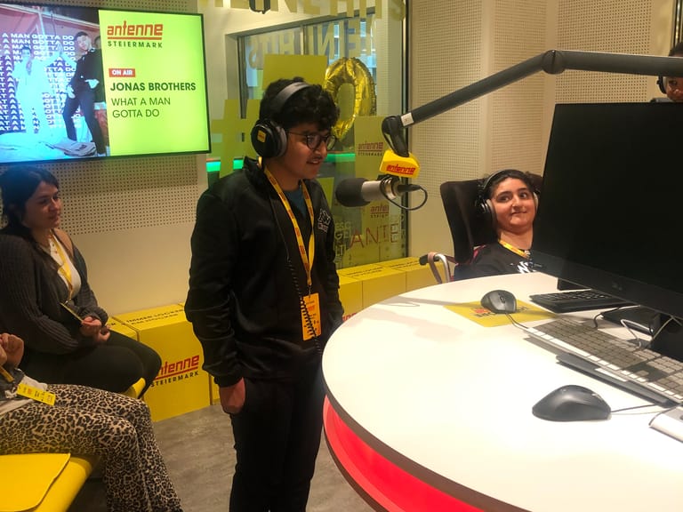 Kind spricht in ein Mikrofon