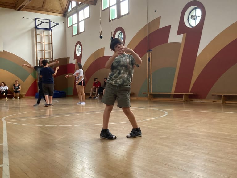 Kind tanzt im Turnsaal