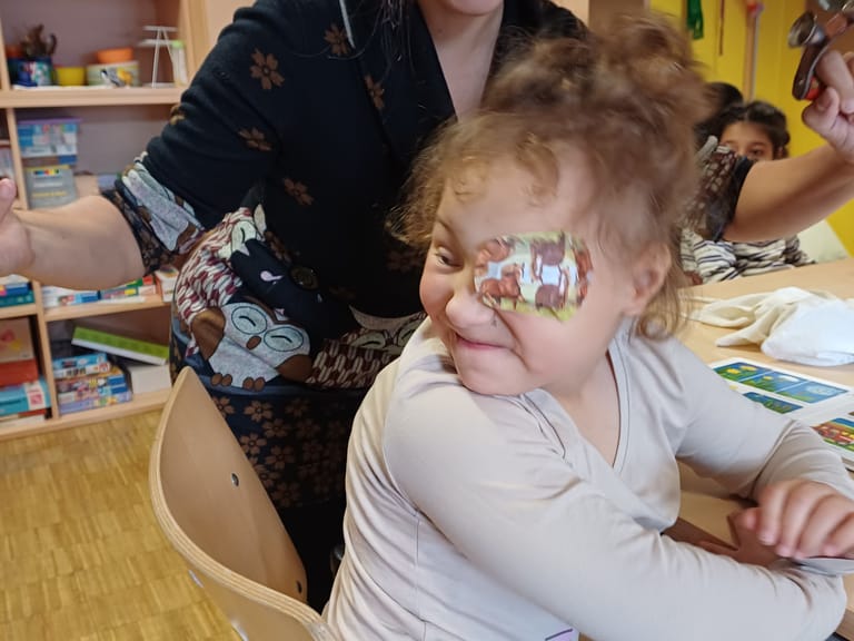 Kind bewegt sich zur Musik.