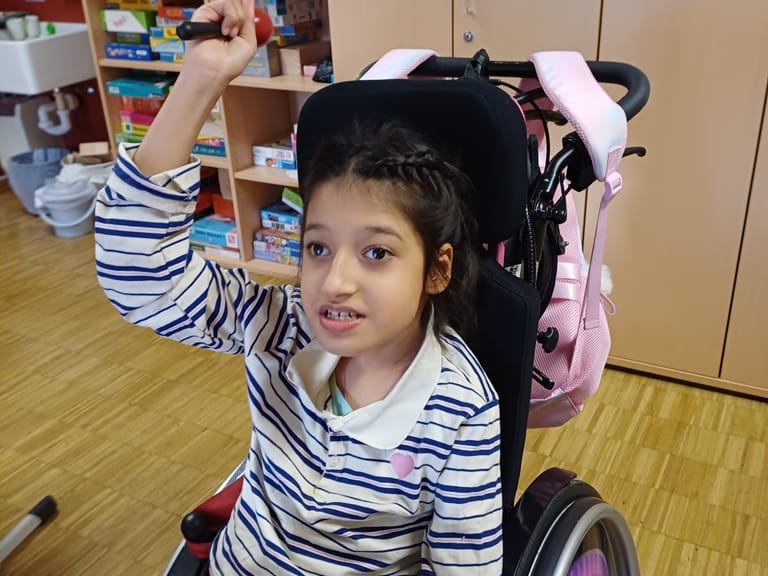 Kind spielt mit Rassel.