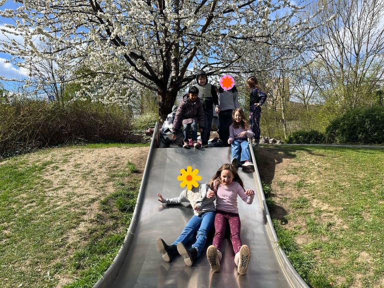 Kinder rutschen gemeinsam.