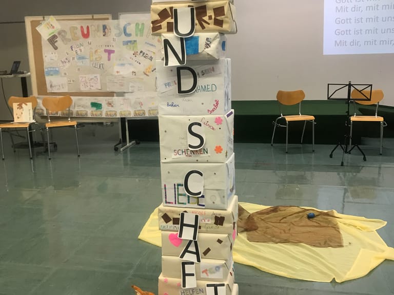 Geschenke mit dem Wort "Freundschaft" sind gestapelt.