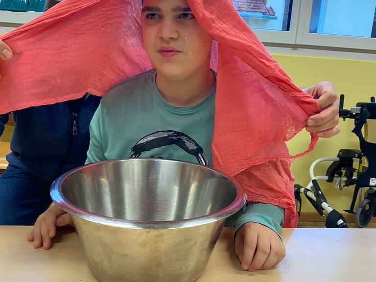 Kind ist verkleidet beim Theaterspiel.