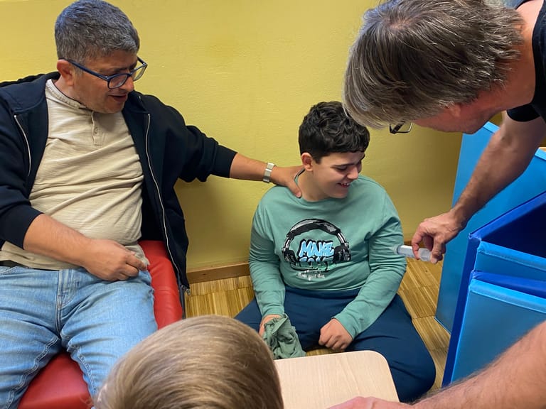 Kind lächelt beim Theaterspiel.