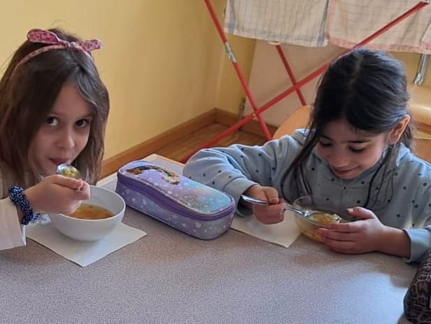 Kinder essen Buchstabensuppe