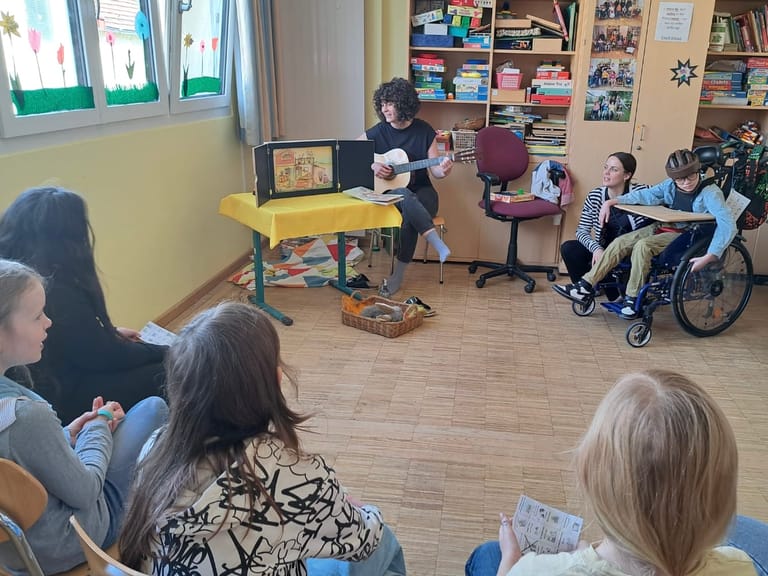 Lehrerin singt mit Gitarre