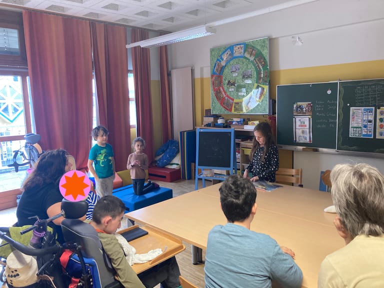 Kinder lesen ein Buch vor und spielen die Geschichte vor.